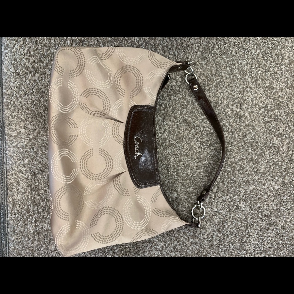 Cute 2000s coach handbag with lots of space